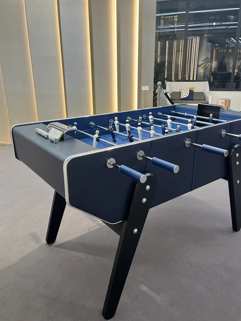 babyfoot bleu roi Louis Vuitton