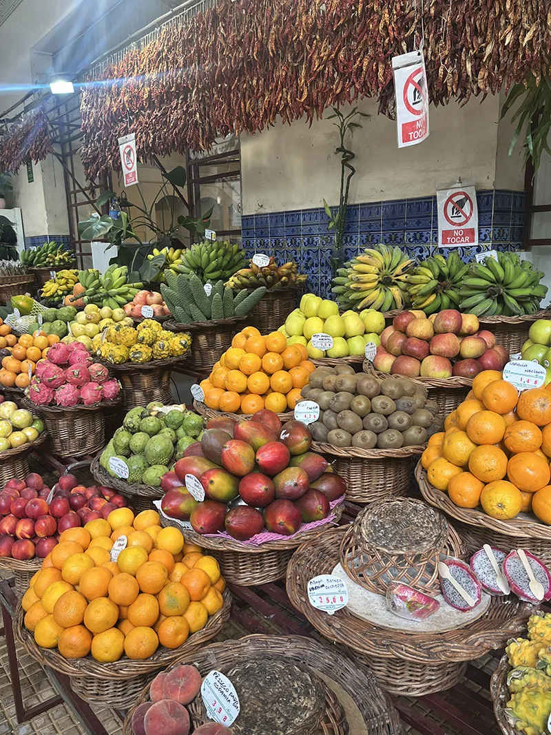 Marché de fruits à Madeire : bananes, fruits de la passion, mangues et oranges.